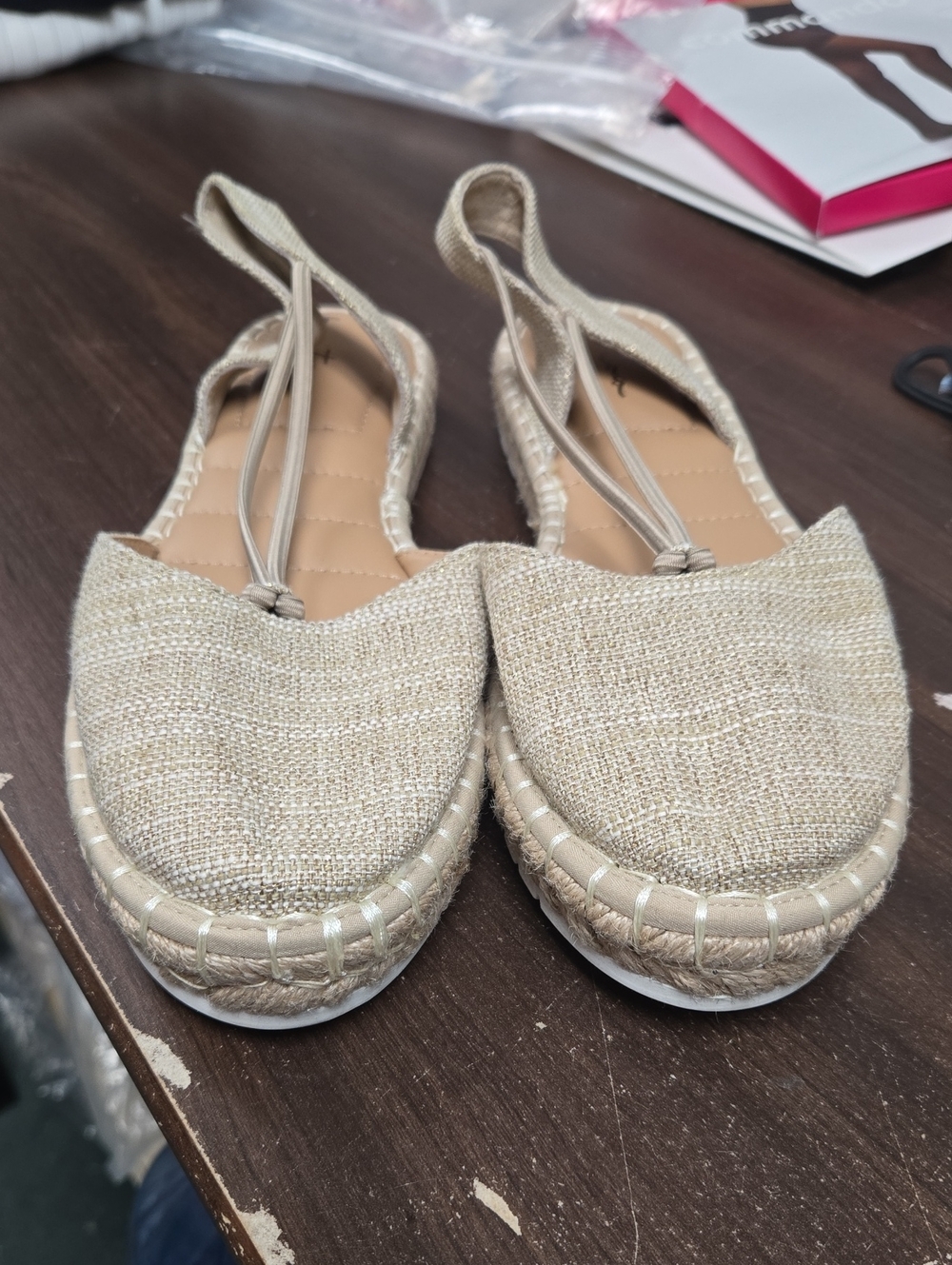 Me Too Size 9.5 Beige Cheslie Flat Closed Toe Sandal